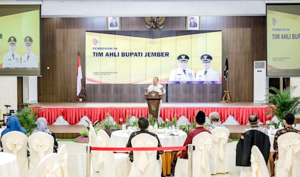 Akselerasi Jember Bangkit, Diserahkan SK kepada Tim Ahli Bupati
